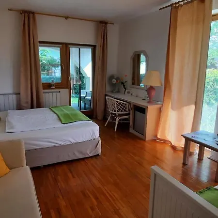 Belysium Panzio לינה וארוחת בוקר 3*